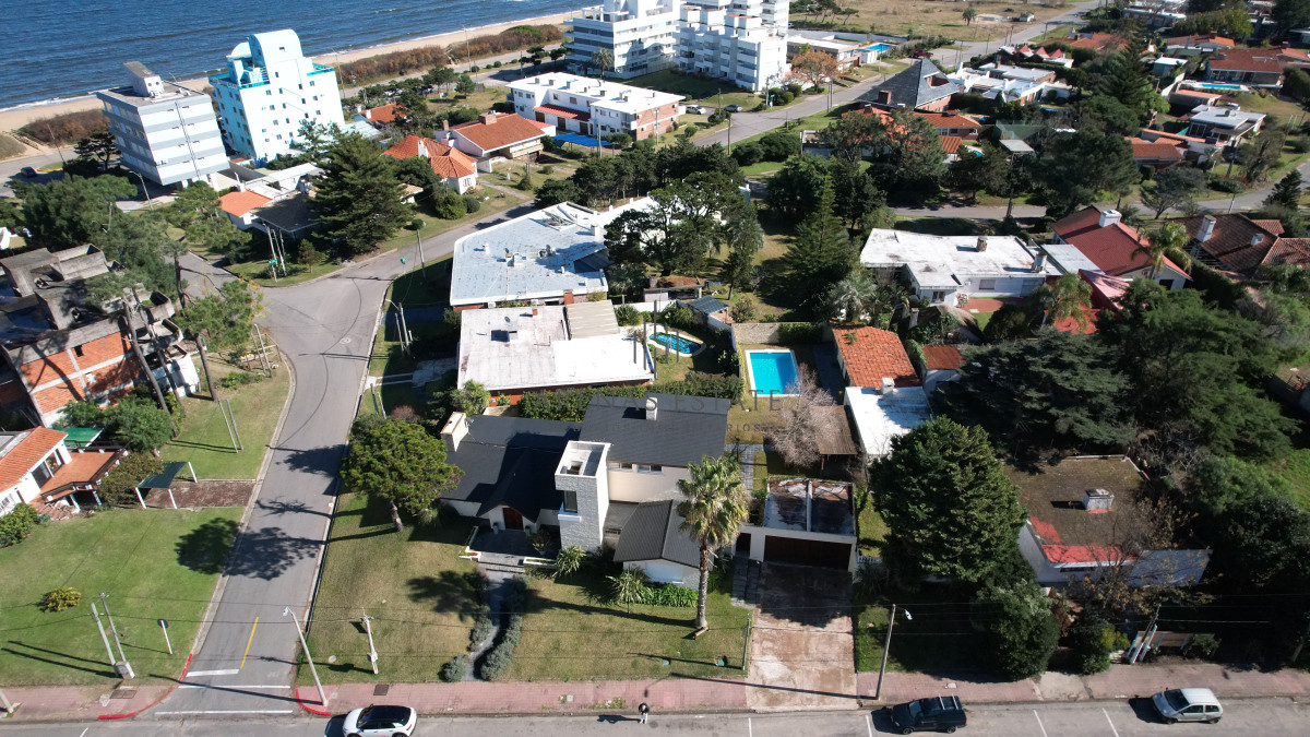 Casa ID.3949 - VENDE EXCELENTE CASA DE 4 DORMITORIOS EN PLAYA MANSA, PUNTA DEL ESTE 