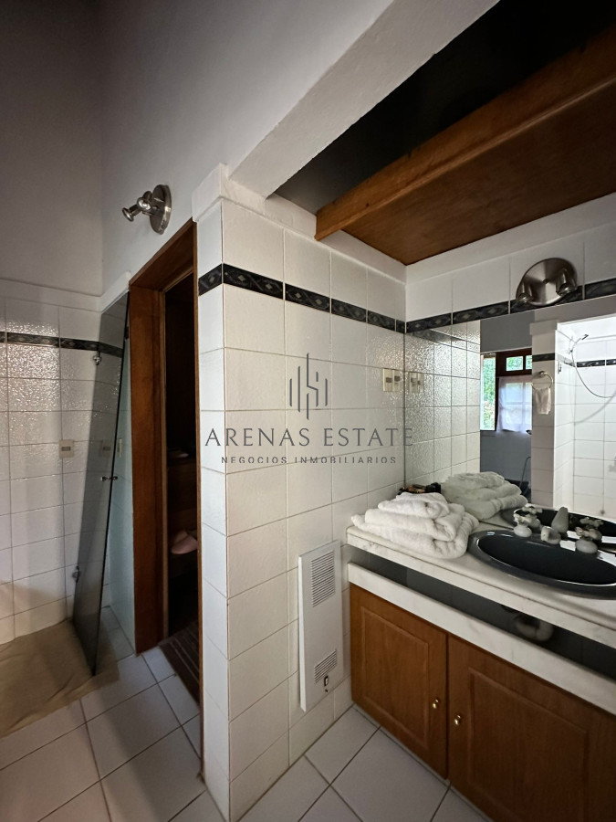 Casa ID.2954 - Vende casa de 4 dormitorios con piscina y gran parque en Golf, Punta del Este