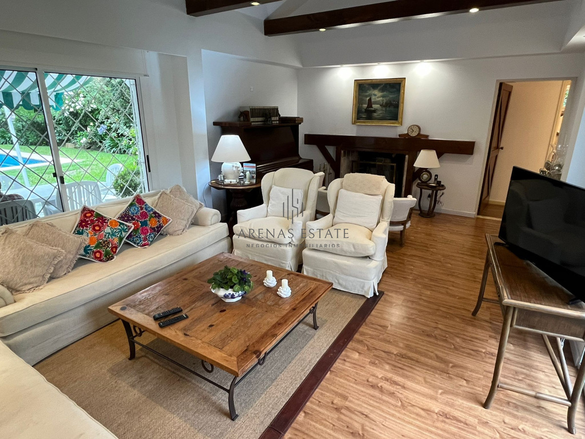 Casa ID.3951 - Hermosa Casa en venta de 4 dormitorios en Cantegril, Punta del este. 