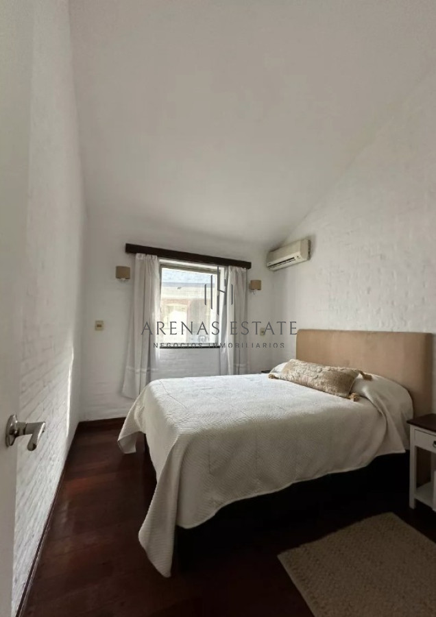 Casa ID.3964 - Vende espectacular casa en Lugano de 3 dormitorios, con piscina y parrillero.