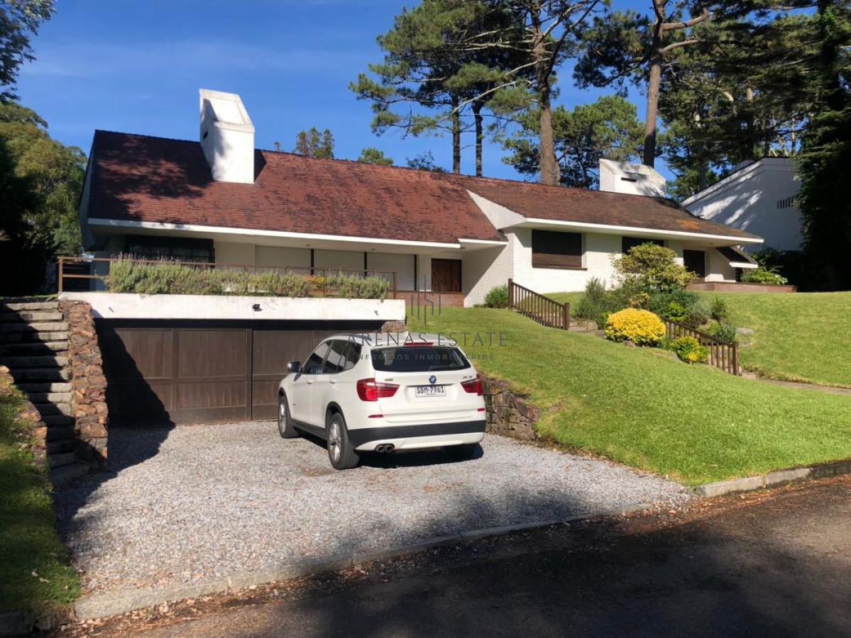 Casa ID.2871 - Muy buena propiedad en venta, 5 dormitorios en barrio Cantegril, Punta del Este 