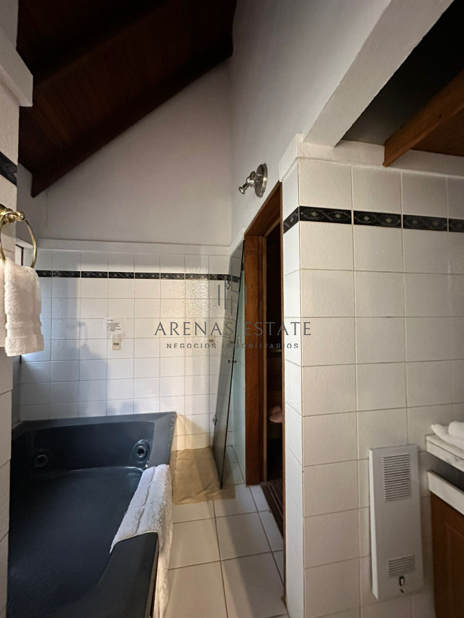 Casa ID.2954 - Vende casa de 4 dormitorios con piscina y gran parque en Golf, Punta del Este