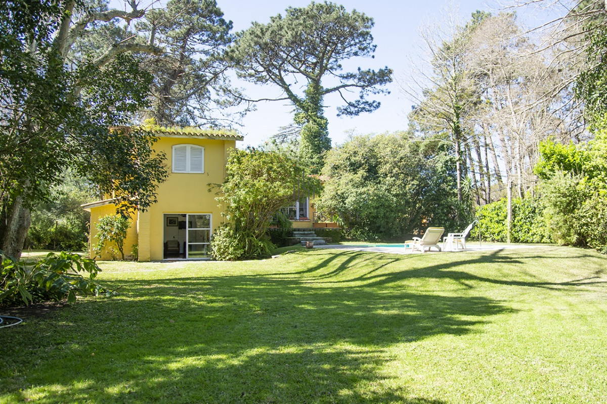 Casa ID.2421 - VENDE CASA DE 3 DORMITORIOS EN PLAYA MANSA, CON AMPLIO TERRENO EN PUNTA DEL ESTE