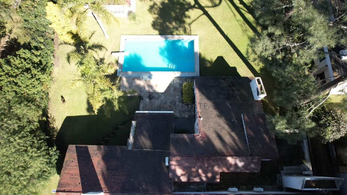 Casa ID.2871 - Muy buena propiedad en venta, 5 dormitorios en barrio Cantegril, Punta del Este 