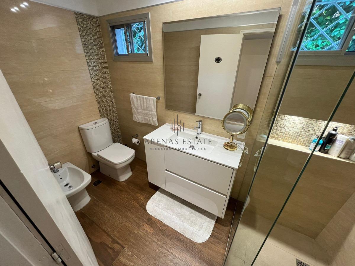 Casa ID.3951 - Hermosa Casa en venta de 4 dormitorios en Cantegril, Punta del este. 