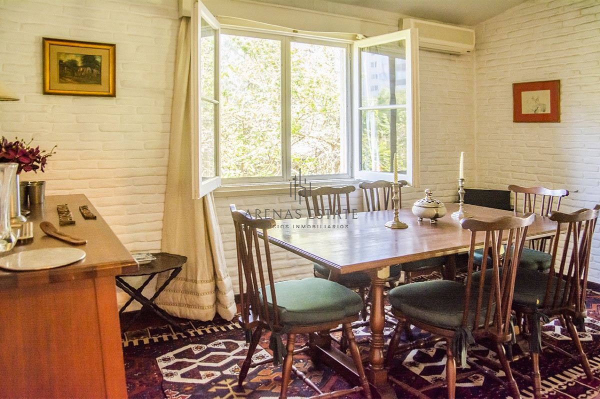 Casa ID.2421 - VENDE CASA DE 3 DORMITORIOS EN PLAYA MANSA, CON AMPLIO TERRENO EN PUNTA DEL ESTE