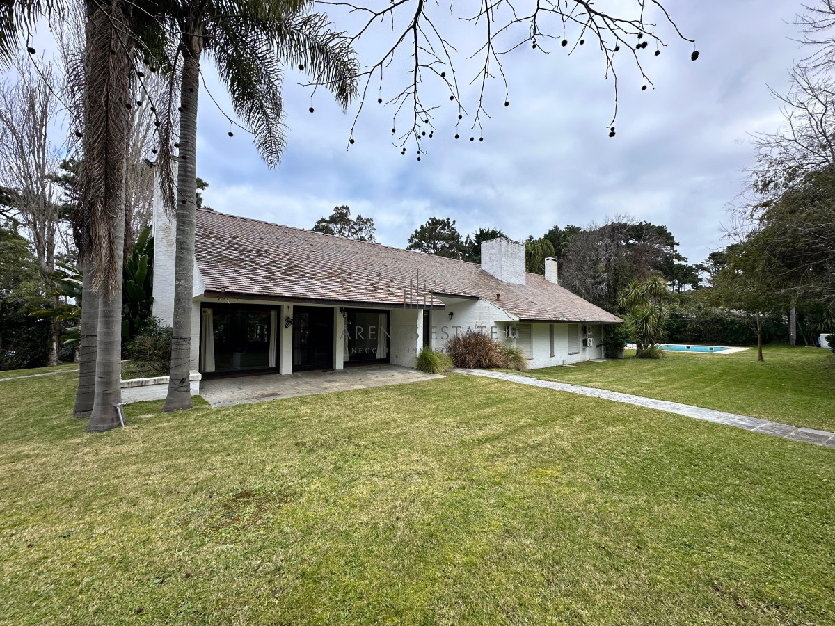 Casa ID.3958 - En venta casa en Barrio Golf, Punta del Este de 6 dormitorios.