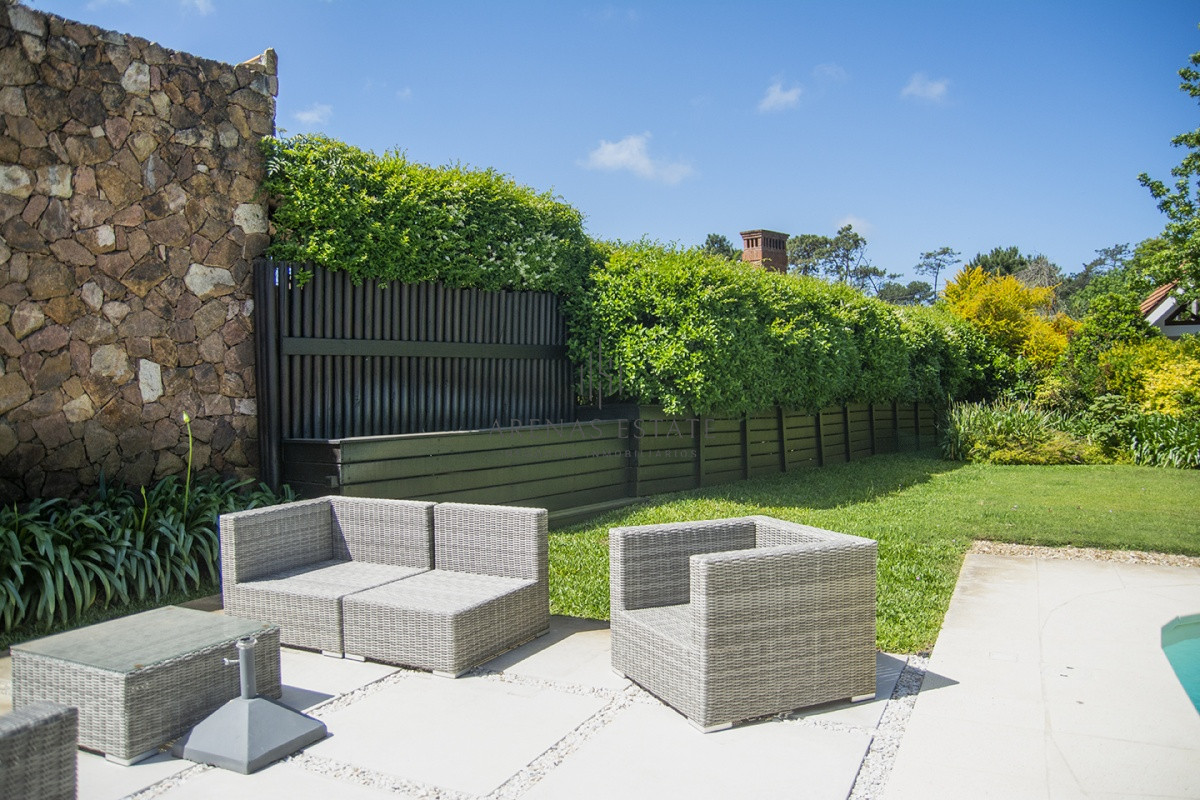 Casa ID.2838 - Venta Hermosa casa de 3 dormitorios en Jardines de Córdoba, Punta del Este con pileta y barbacoa