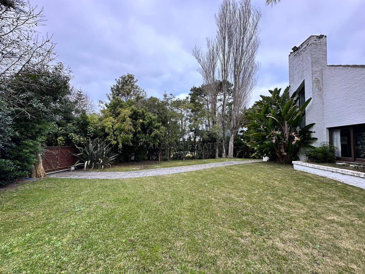 Casa ID.3958 - En venta casa en Barrio Golf, Punta del Este de 6 dormitorios.