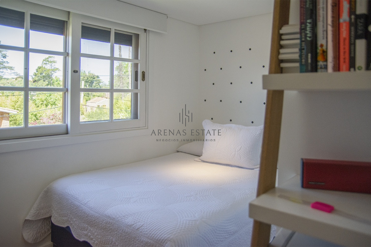 Casa ID.2838 - Venta Hermosa casa de 3 dormitorios en Jardines de Córdoba, Punta del Este con pileta y barbacoa