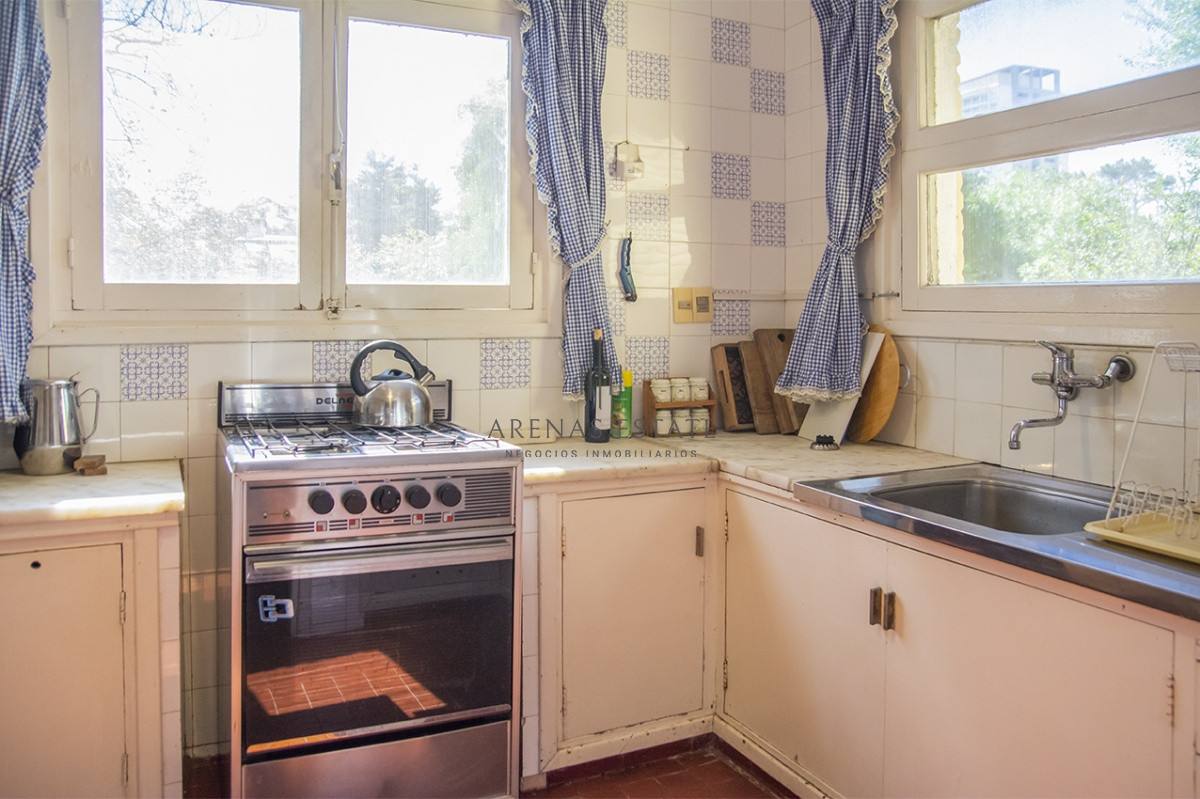 Casa ID.2421 - VENDE CASA DE 3 DORMITORIOS EN PLAYA MANSA, CON AMPLIO TERRENO EN PUNTA DEL ESTE
