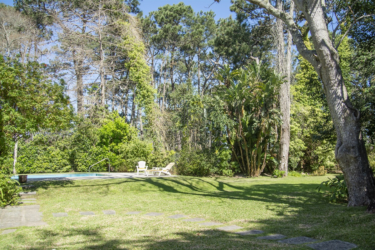 Casa ID.2421 - VENDE CASA DE 3 DORMITORIOS EN PLAYA MANSA, CON AMPLIO TERRENO EN PUNTA DEL ESTE