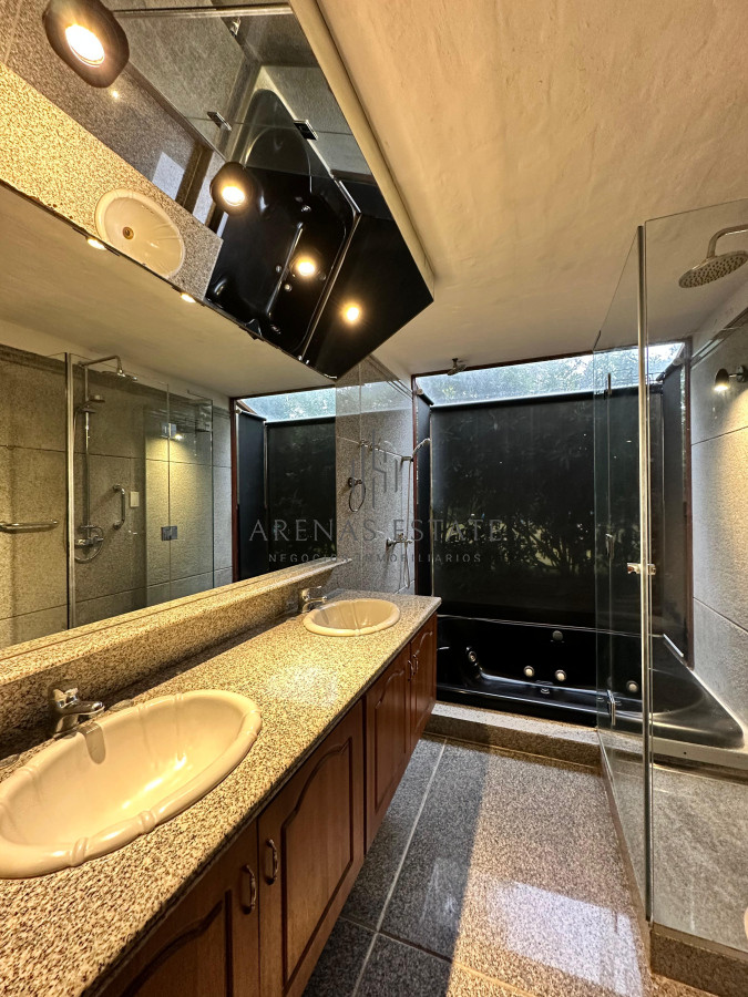 Casa ID.3958 - En venta casa en Barrio Golf, Punta del Este de 6 dormitorios.