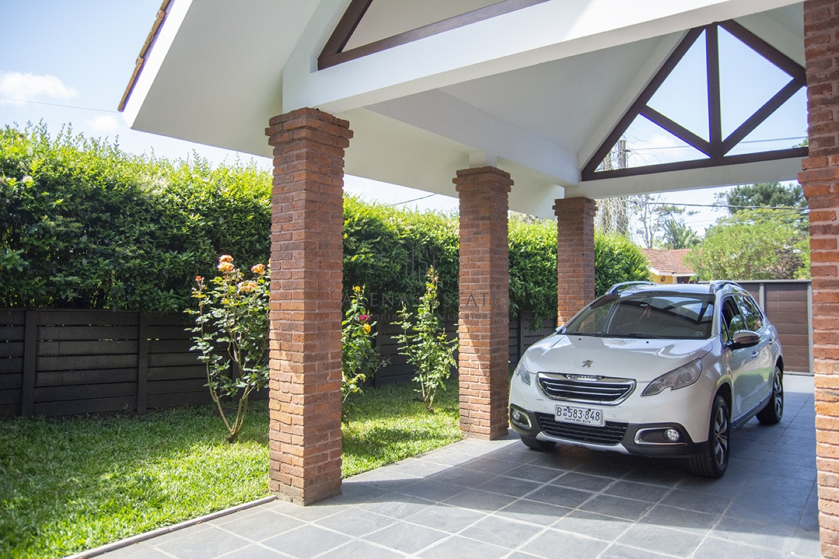 Casa ID.2838 - Venta Hermosa casa de 3 dormitorios en Jardines de Córdoba, Punta del Este con pileta y barbacoa