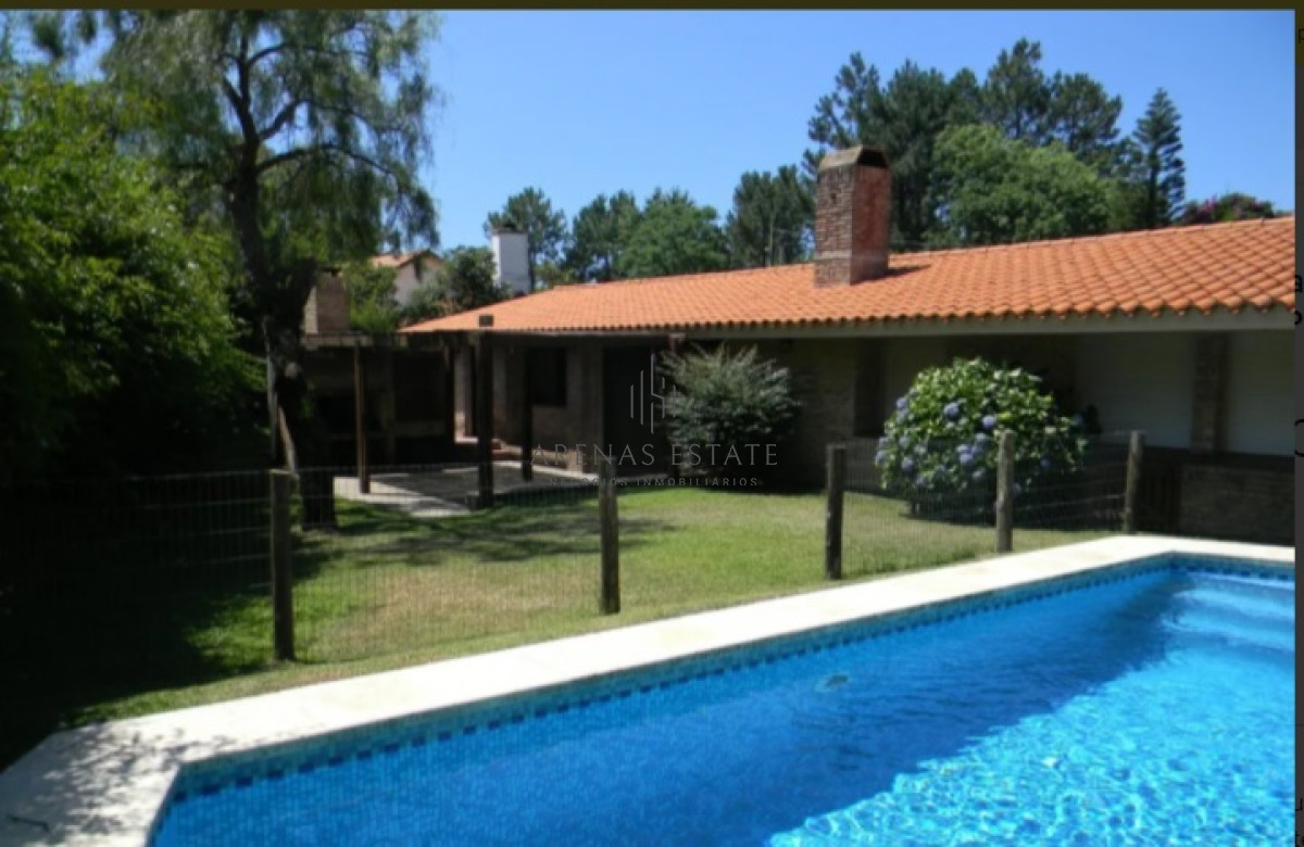 Casa ID.2064 - Casa en venta en pinares, agradable entorno.