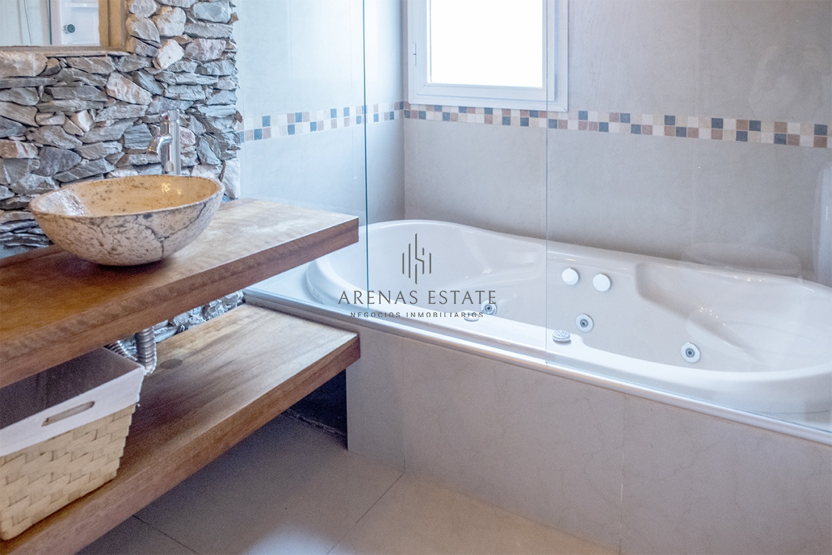 Casa ID.3304 - Casa en Venta de 4 dormitorios en Chihuahua , Punta del este 