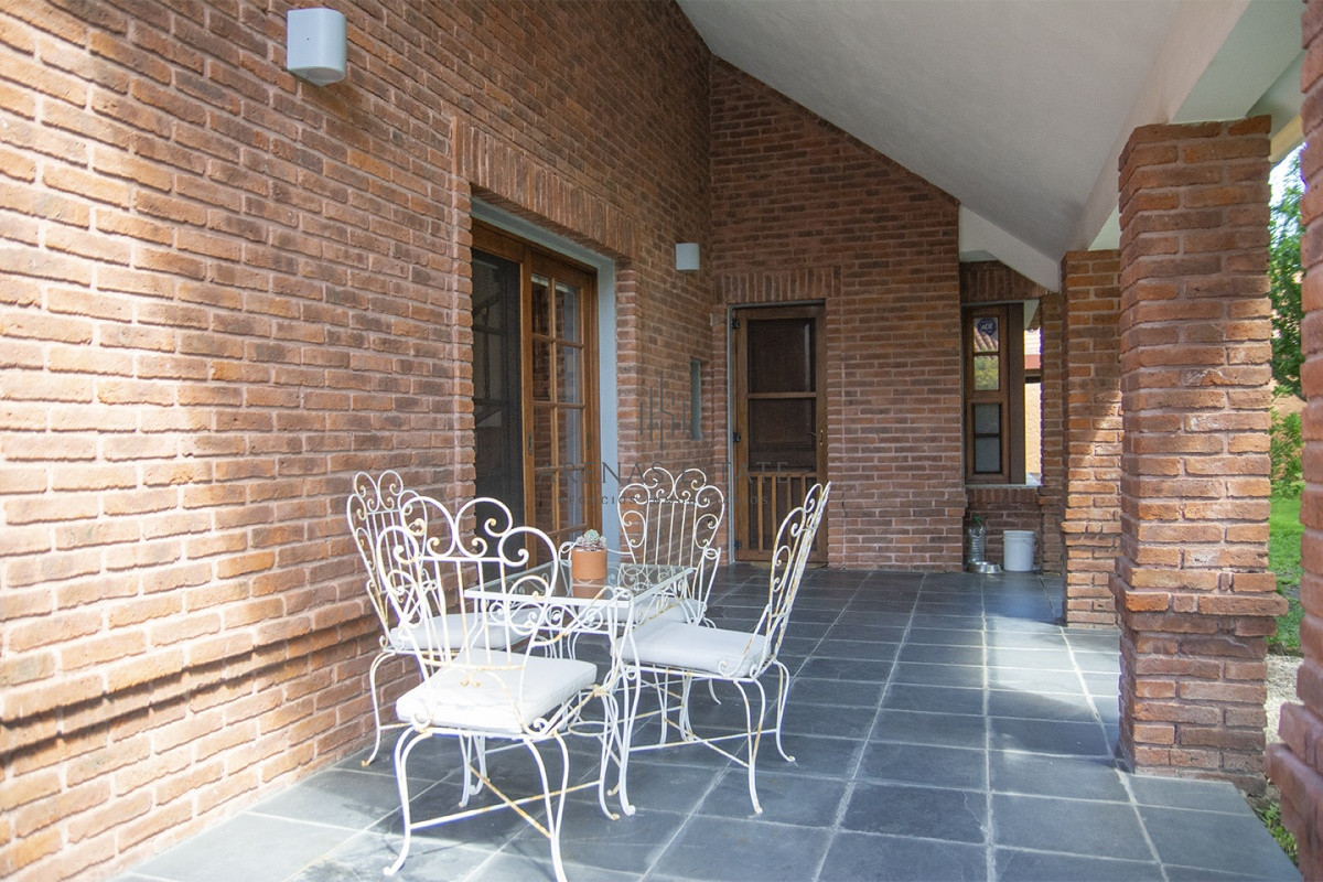 Casa ID.2838 - Venta Hermosa casa de 3 dormitorios en Jardines de Córdoba, Punta del Este con pileta y barbacoa