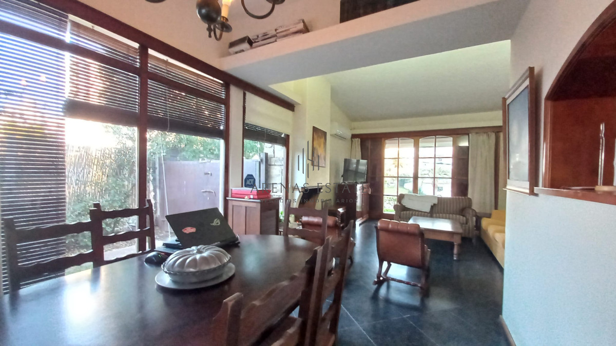 Casa ID.2428 - Vende casa de 3 dormitorios (incluye depp), en Parada 4 de Playa Mansa, Punta del Este 