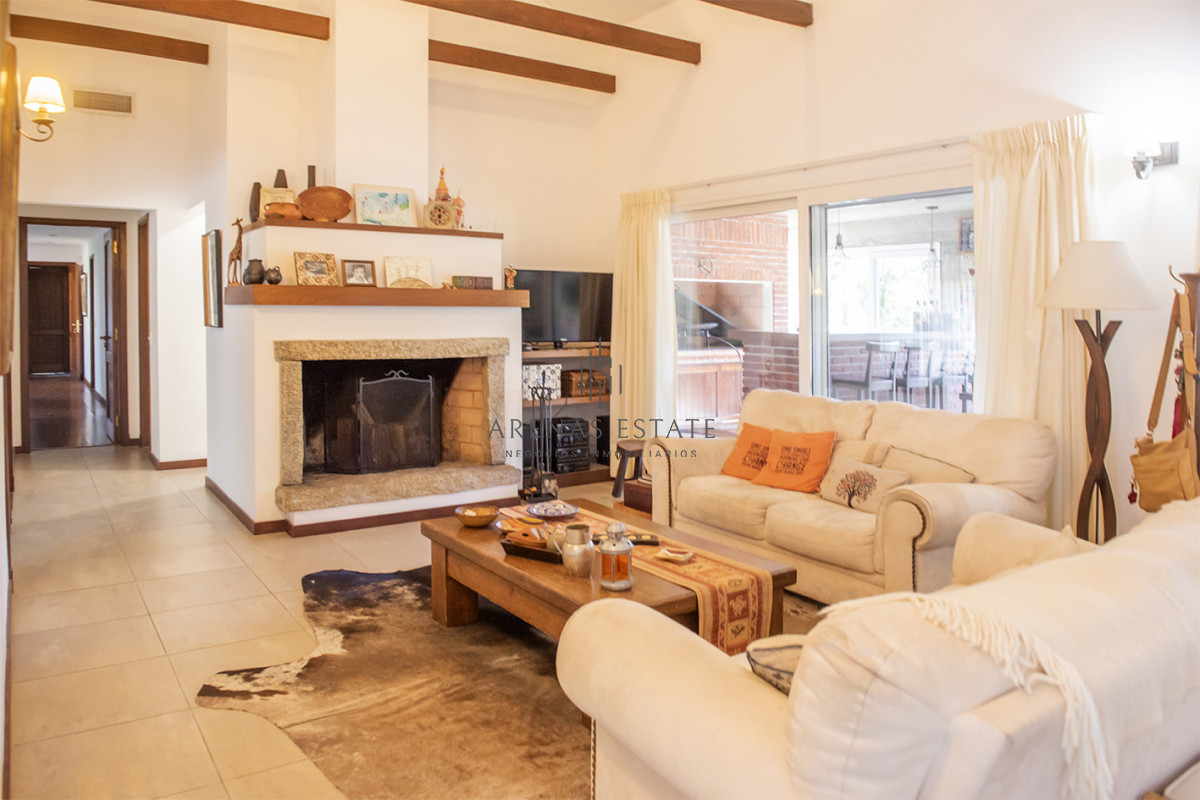 Casa ID.3957 - Vende casa en Playa Mansa, Punta del Este