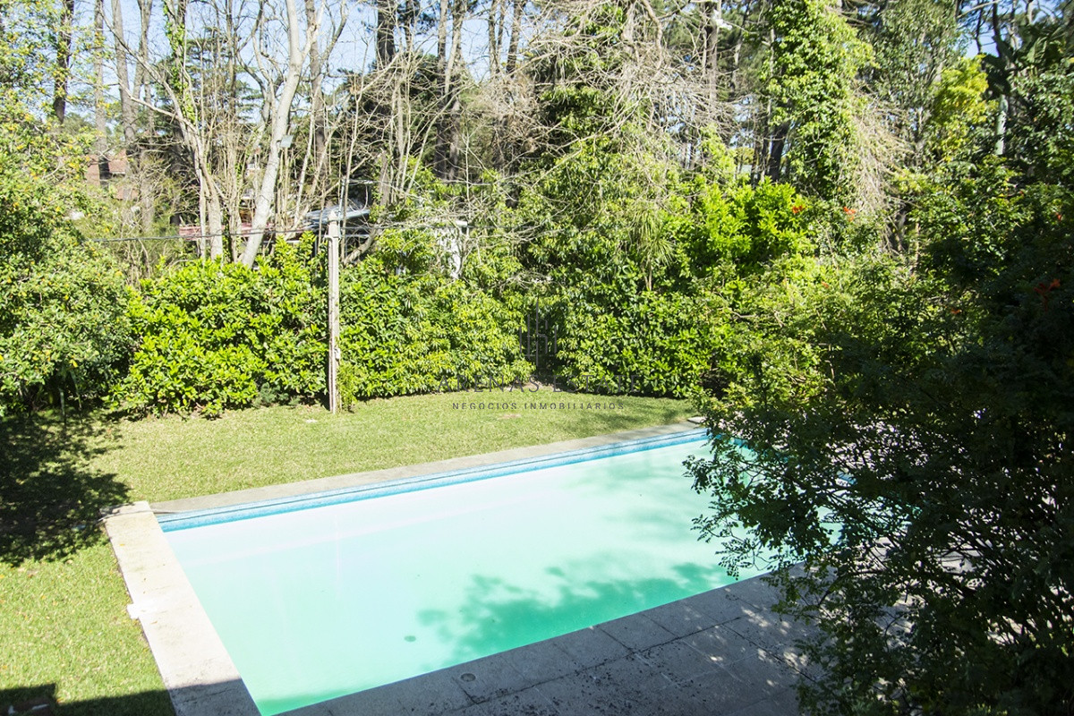 Casa ID.2421 - VENDE CASA DE 3 DORMITORIOS EN PLAYA MANSA, CON AMPLIO TERRENO EN PUNTA DEL ESTE