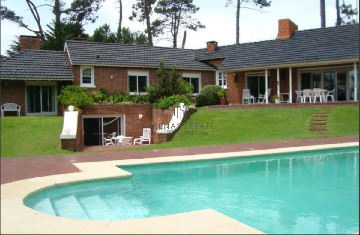 Casa ID.2865 - Hermosa casa en venta de 5 dormitorios.