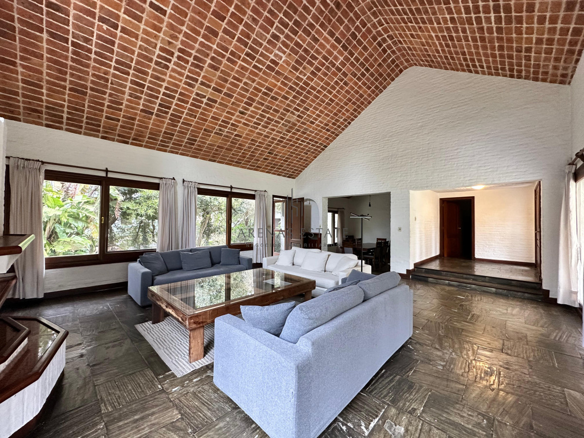 Casa ID.3958 - En venta casa en Barrio Golf, Punta del Este de 6 dormitorios.