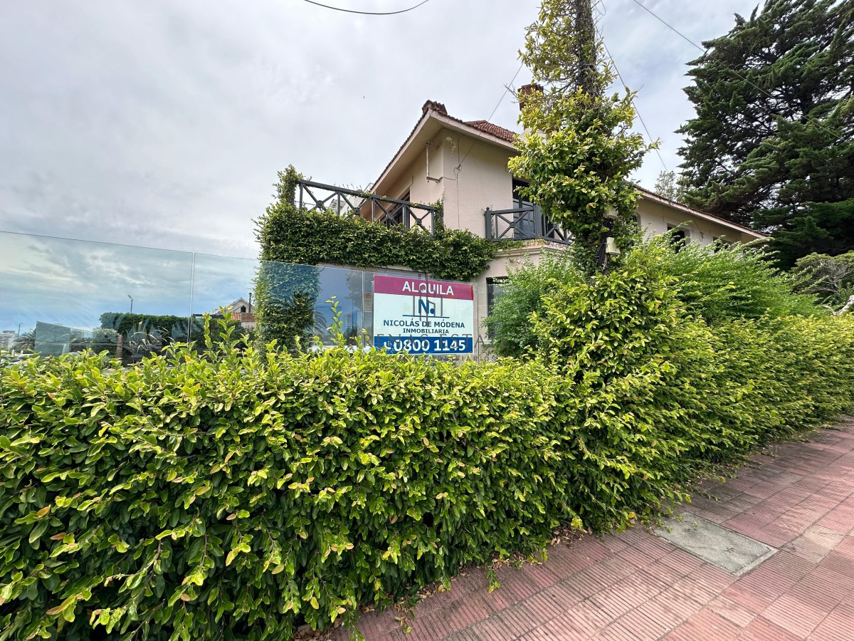 Casa ID.2811 - Casa de gran tamaño ubicada a pasos del Mar