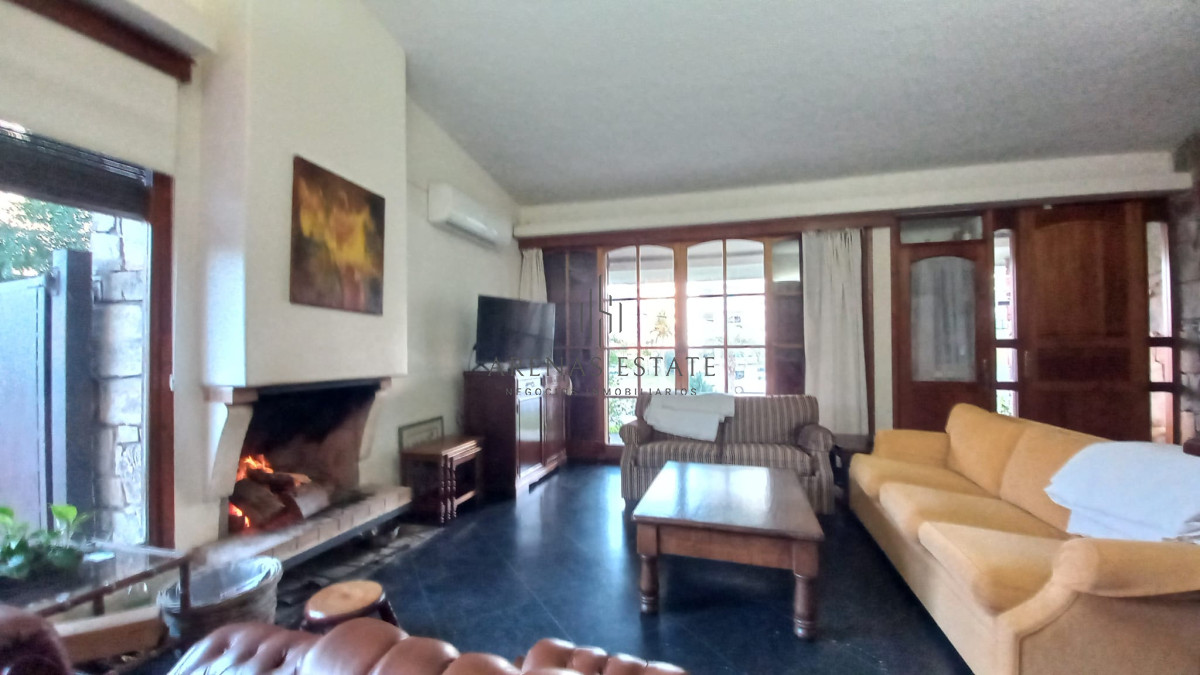 Casa ID.2428 - Vende casa de 3 dormitorios (incluye depp), en Parada 4 de Playa Mansa, Punta del Este 