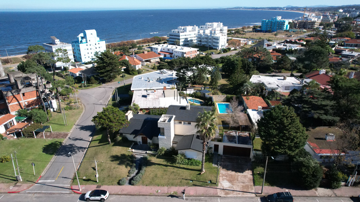Casa ID.3949 - VENDE EXCELENTE CASA DE 4 DORMITORIOS EN PLAYA MANSA, PUNTA DEL ESTE 