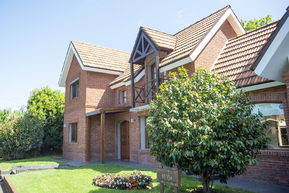 Casa ID.2838 - Venta Hermosa casa de 3 dormitorios en Jardines de Córdoba, Punta del Este con pileta y barbacoa