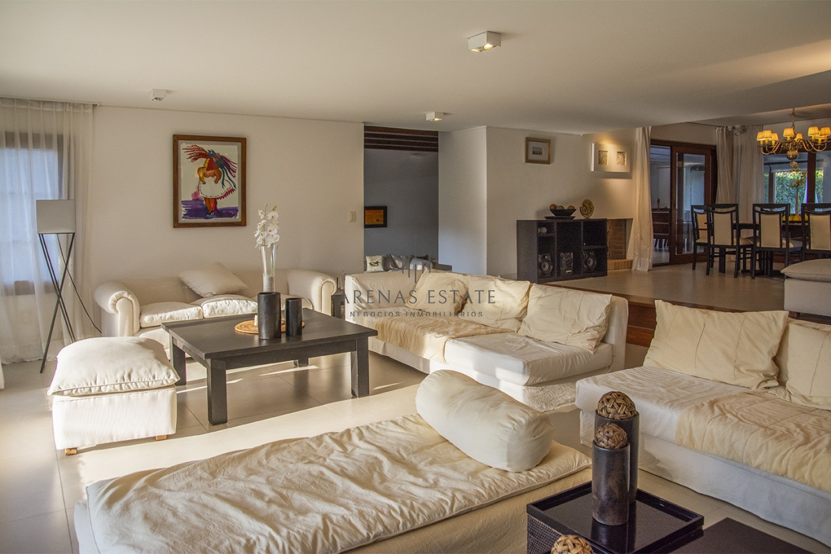 Casa ID.2973 - Casa a la venta en playa mansa Punta Del Este, gran tamaño ubicada en zona privilegiada.