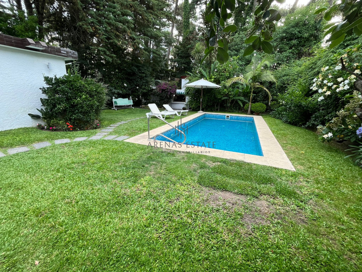 Casa ID.3951 - Hermosa Casa en venta de 4 dormitorios en Cantegril, Punta del este. 