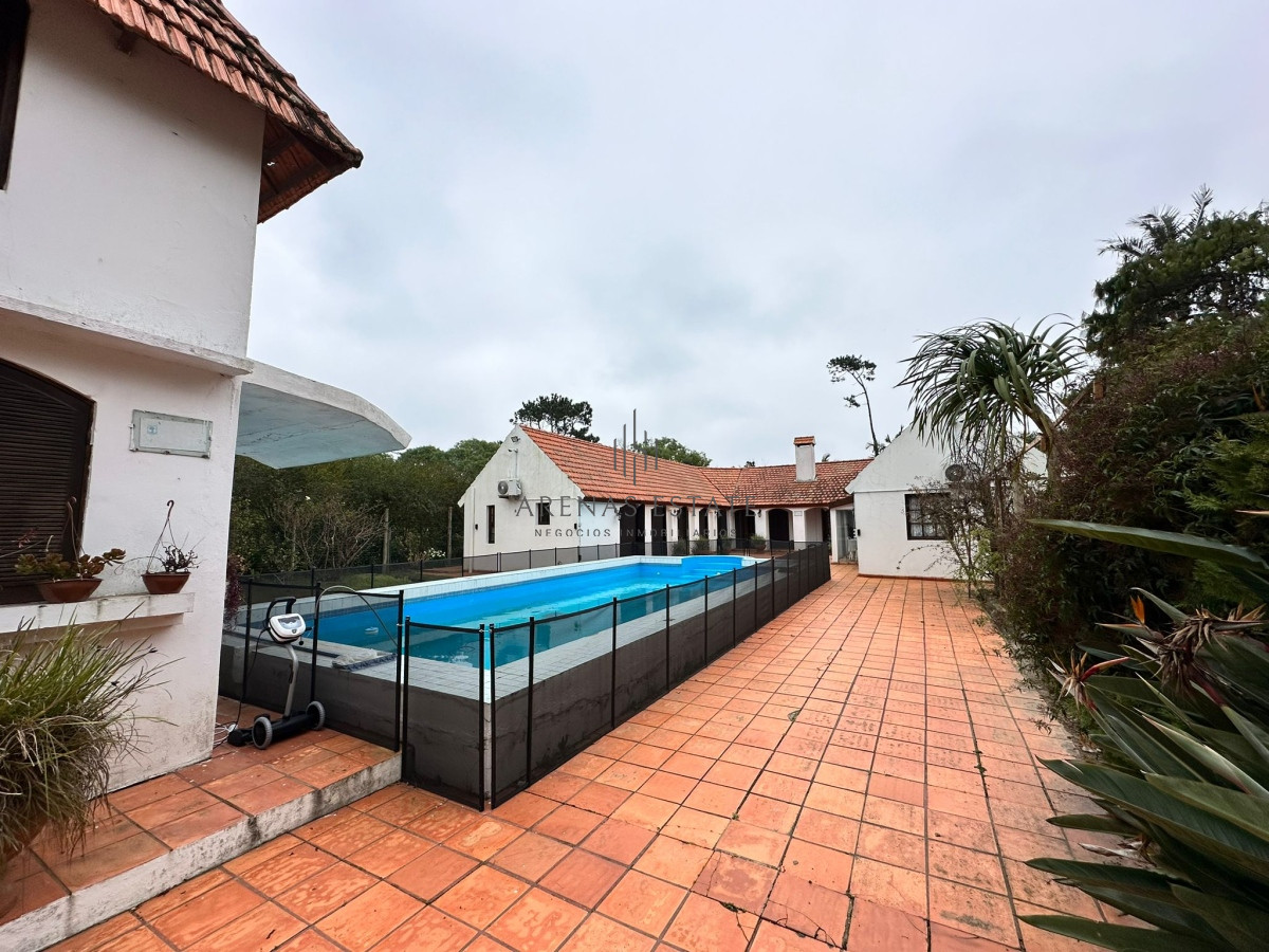 Casa ID.2954 - Vende casa de 4 dormitorios con piscina y gran parque en Golf, Punta del Este