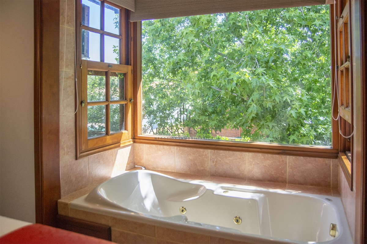 Casa ID.2838 - Venta Hermosa casa de 3 dormitorios en Jardines de Córdoba, Punta del Este con pileta y barbacoa
