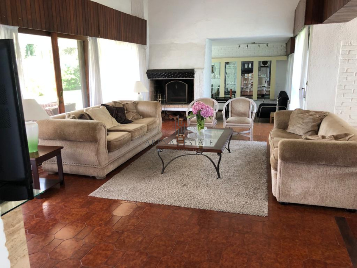 Casa ID.2871 - Muy buena propiedad en venta, 5 dormitorios en barrio Cantegril, Punta del Este 