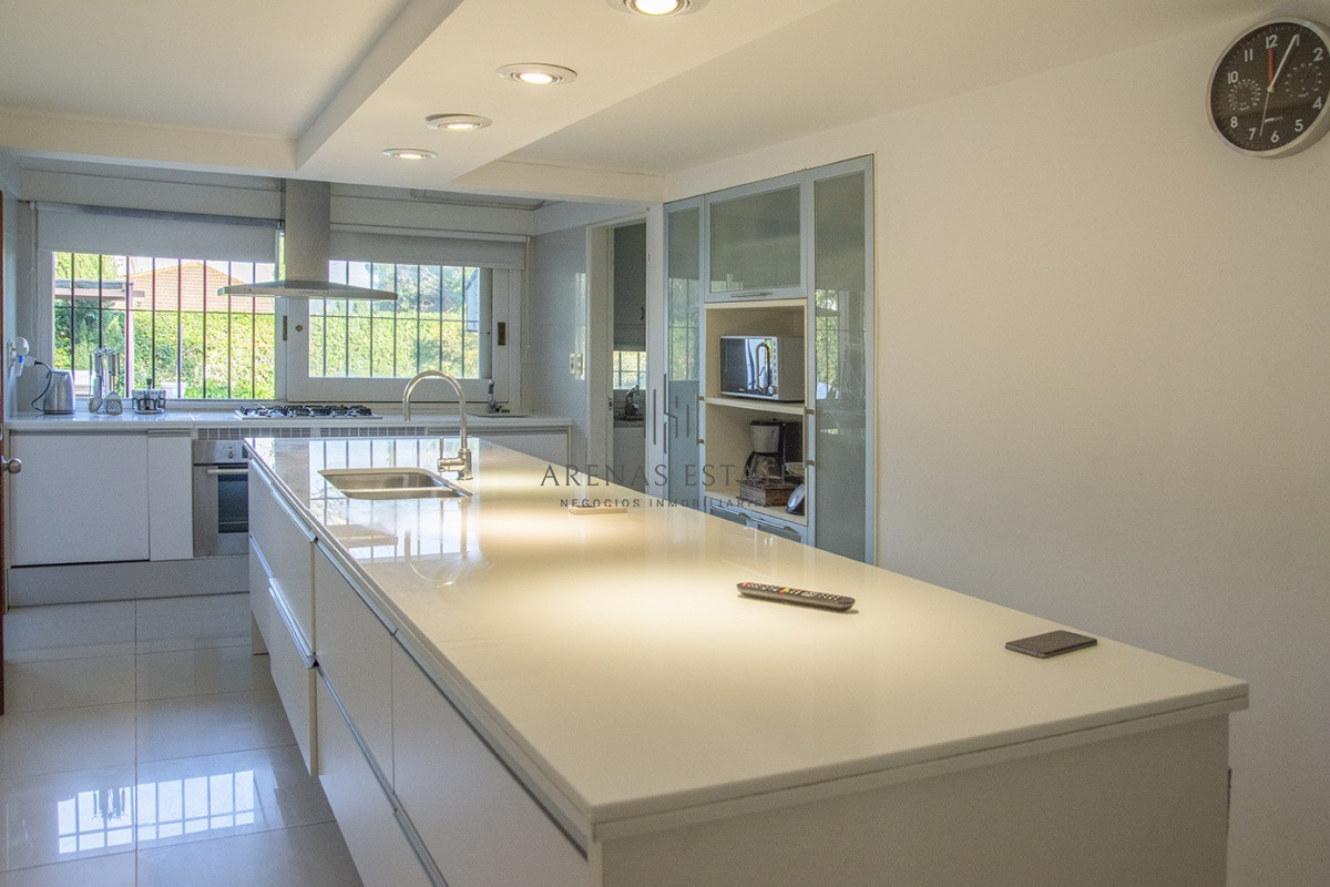 Casa ID.2973 - Casa a la venta en playa mansa Punta Del Este, gran tamaño ubicada en zona privilegiada.