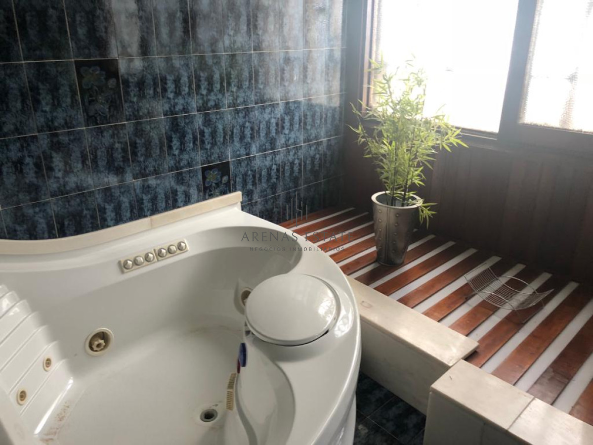 Casa ID.2871 - Muy buena propiedad en venta, 5 dormitorios en barrio Cantegril, Punta del Este 