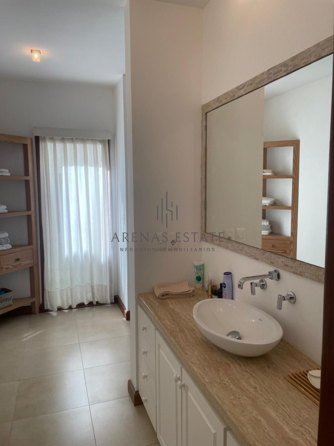 Casa ID.4007 - Vende impresionante casa en Punta Ballena de 2 dormitorios.