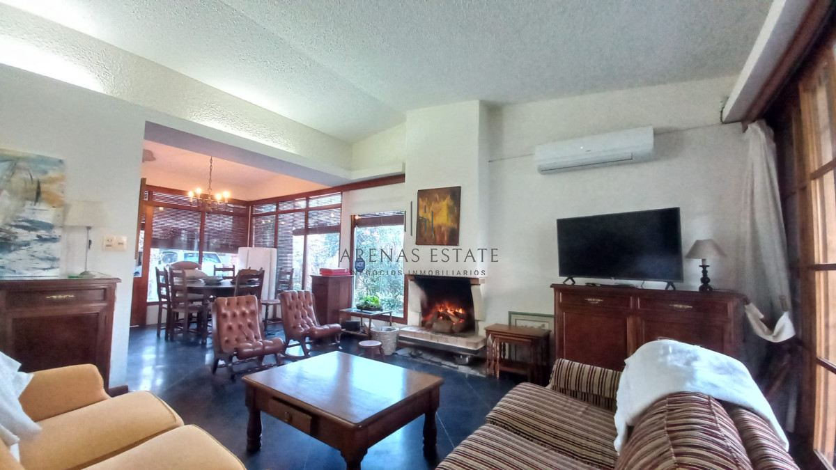 Casa ID.2428 - Vende casa de 3 dormitorios (incluye depp), en Parada 4 de Playa Mansa, Punta del Este 