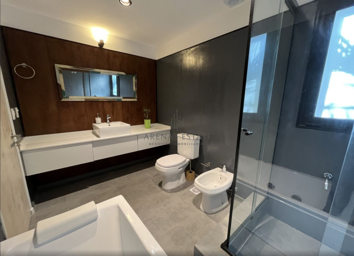 Casa ID.2909 - Vende casa en espectacular estado, Punta del Este 