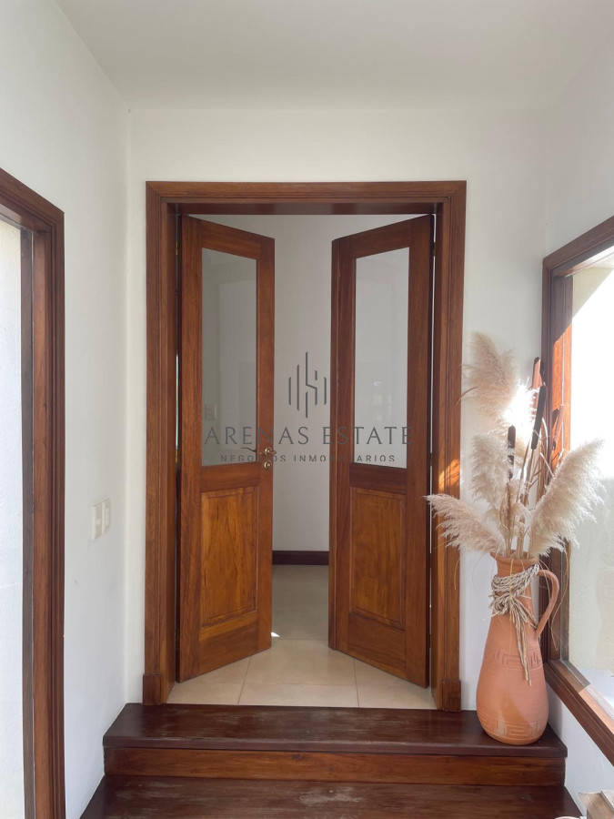 Casa ID.4007 - Vende impresionante casa en Punta Ballena de 2 dormitorios.