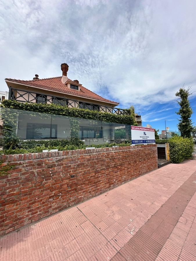 Casa ID.2811 - Casa de gran tamaño ubicada a pasos del Mar