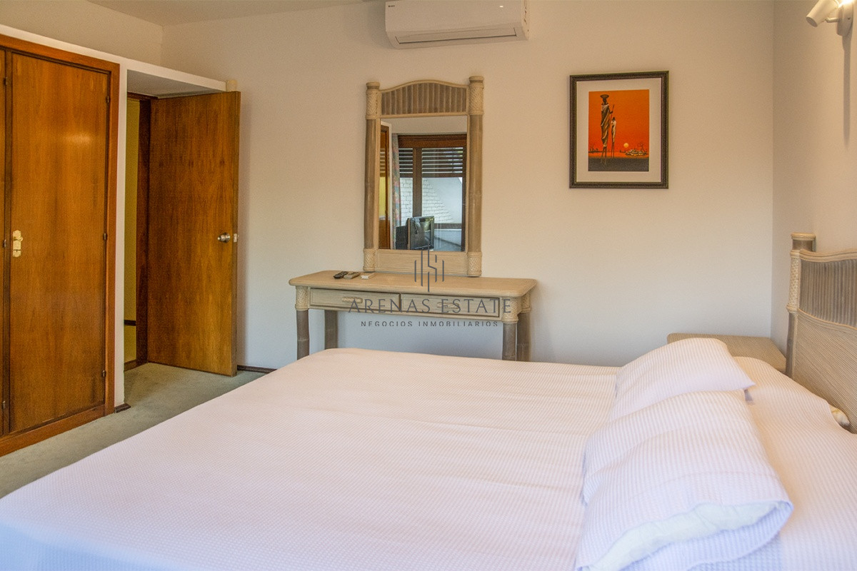 Casa ID.2973 - Casa a la venta en playa mansa Punta Del Este, gran tamaño ubicada en zona privilegiada.