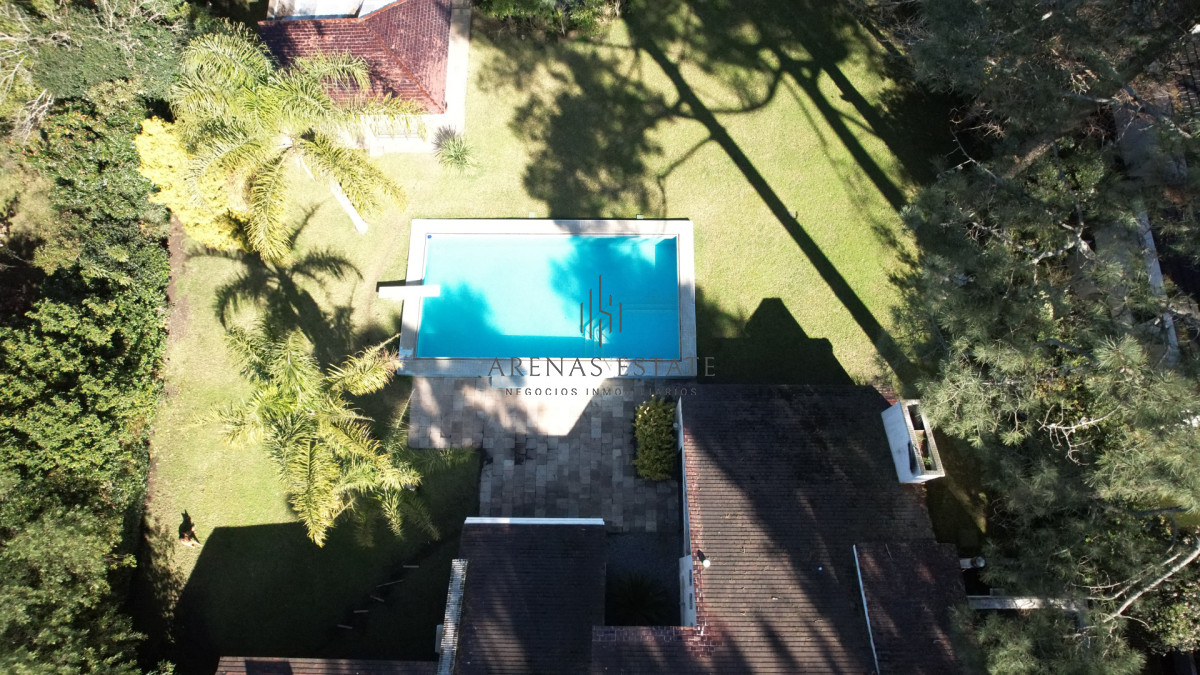 Casa ID.2871 - Muy buena propiedad en venta, 5 dormitorios en barrio Cantegril, Punta del Este 