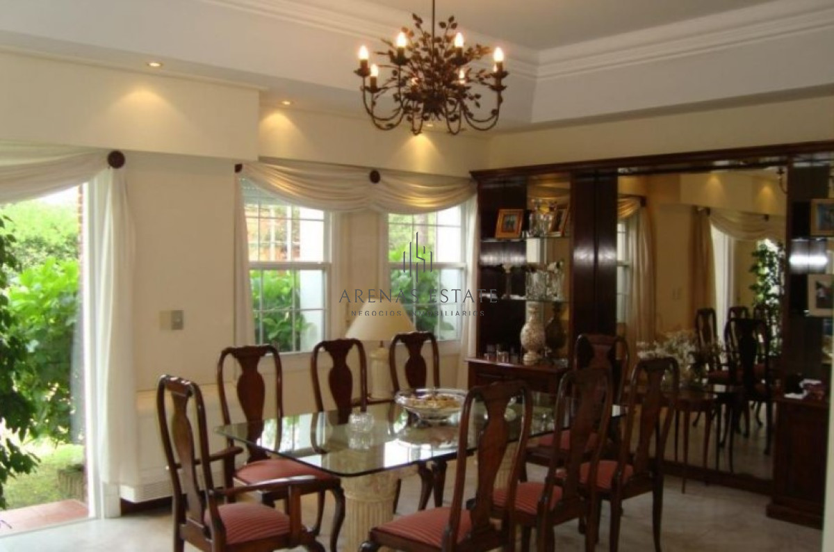 Casa ID.2865 - Hermosa casa en venta de 5 dormitorios.