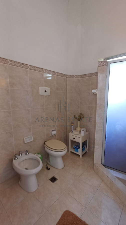 Casa ID.2201 - Vende Casa en Zona comercial en Lugano - Punta del Este