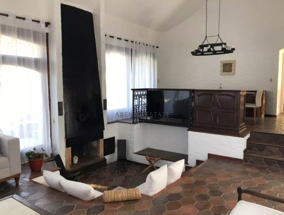 Casa ID.3964 - Vende espectacular casa en Lugano de 3 dormitorios, con piscina y parrillero.