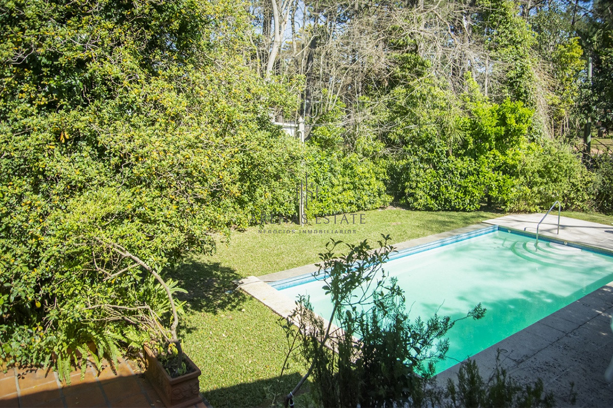 Casa ID.2421 - VENDE CASA DE 3 DORMITORIOS EN PLAYA MANSA, CON AMPLIO TERRENO EN PUNTA DEL ESTE
