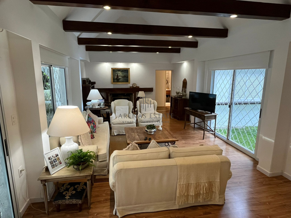 Casa ID.3951 - Hermosa Casa en venta de 4 dormitorios en Cantegril, Punta del este. 