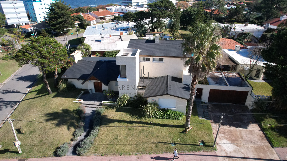 Casa ID.3949 - VENDE EXCELENTE CASA DE 4 DORMITORIOS EN PLAYA MANSA, PUNTA DEL ESTE 